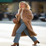 Look Sienna Miller fausse fourrure