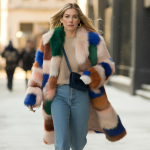 Sienna Miller manteau fausse fourrure multicolore